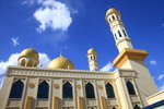 有的清真寺在寺前建有較高的塔式建築,叫宣禮樓.清真寺內絶無任何偶像,其內外裝飾也多以阿拉伯文子,几何紋和花卉紋等組成的抽象圖案為主.
IMG_6358