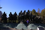 成吉思汗的戰將群雕-成吉思汗與其弟合撒兒、四杰四獒等九員猛將并絡齊馳的以為題的巨大銅塑人物群雕.
IMG_7640
