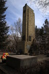 塔身正中一塊方石上用俄文刻着"光榮永遠屬于為蘇聯榮譽與勝利而犠牲的英雄們".在其上端鑲嵌着一面高擎旗幟前進的紅軍形象的浮雕.
IMG_7772