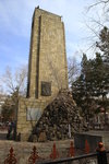 塔身後面刻着:"此處埋葬着為蘇聯紅軍英勇作戰的浮雕和以少教托洛波夫為首的56名各級軍官和戰士的名字. 
IMG_7773
