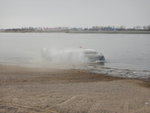 船登陸或出海時都會塵土飛揚,當日刮大風周圍都係風沙.
DSCN4516
