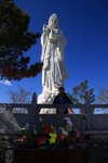 有一座漢白玉觀音菩薩雕像耸立在葯泉山頂.
IMG_0390
