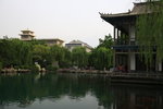 五龍潭歷史悠久, 北魏酈道元中即有記載,曾名淨池,龍居泉,古時是大明湖的一部分.
IMG_2742