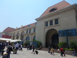 青島站建于1899年的德國文藝复興風格建築,紅瓦黃墻以及一座尖頂的鐘樓,至今仍在使用,為青島地標建築之一. 
DSCN5851