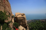 左邊指着的摩崖石刻是當代美術家蔡若虹的手書"咫尺天涯".
IMG_3841