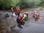 最後分咗三隊,走失咗檸華、仁兄,佢哋話遇上山洪暴發,無相無真相;之後到咗呢度再分隊,大隊繼續下溯橫涌,女子組行山路落新娘潭.DSCN2865