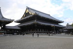 安置親鸞聖人像的御影堂,高38公尺、寛76公尺與奈良的大佛殿,同樣是世界規模名列前茅的木造建築. 
IMG_7722