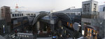 這座鋼骨結構的京都車站,落成於1997年是一楝高11層樓複合式車站.站內有百貨公司、飯店、超巿、地下街、名店之外,還有劇場、美術館、空中展望花園,兼具交通、娛樂、購物於一身的車站.
9028_30