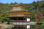 金閣底層為宮廷式,稱為「法水院」為貴族的寢殿建築樣式,二樓是木製樸素的武家建築樣式,名為「潮音洞」,第三層是仿唐朝建築的禪寺式,名為「究竟頂」.三種不同風格代表貴族、武士與神佛三種身份巧妙運用在一起.
IMG_9072