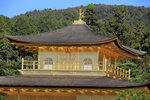 屋頂採用日本傳統"杮葺"方式,由2-3毫米厚度的木皮重畳而成,頂端屹立著一隻鳳凰.

IMG_9082