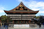 八坂神社內有兩個最主要的建築 - 正殿與舞殿.  IMG_9385