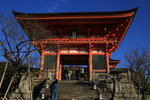清水寺的大門仁王門是木製兩層樓,古老莊嚴.屋頂設計是日本正統「切妻」式屋頂樣式.
IMG_9427