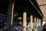清水寺的本堂建在音羽山的山腰處.由轟門進入,走在木製的長廊.
IMG_9458