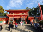 以後每年7月,各地派出華麗山車,車上打造歷史人物,和演奏祇園音樂的樂師在京都遊行慶祝,稱為祇園祭,而祇園祭是由八坂神社主持除厄儀式.PB130870
