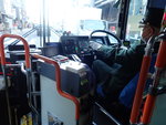 巴士在前門落車，每個乘客付款落車時，車長咀邊掛住個咪，好有禮貌地講一大段日文多謝乘客。
PB130882