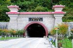 經二郎山隧道往瀘定,位於海拔2182米的二郎山山腰,全長8660米,是亞洲最長的公路隧道,也是國內已貫通的公路隧道中最長和海拔最高的一條
1-DSC_0072