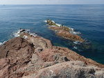牛頸以外另一組礁石,水靜時清楚可見,形成岩礁島石相連，三分天下景點。P5270060