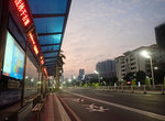 唯有在旁邊的巴士站坐住等地鐵, 6:23日出紅霞
P9060002.jpg_