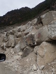 從丙中洛鄉的秋那桶村到察瓦龍鄉的87公里,幾乎是整個丙察綫爛路中最爛的,有两個最危險路段:漫長的懸崖爛路和滾石坡地段聞風而起的大流沙.
P9140432