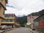 察隅全县平均海拔2800米,县城所在地在竹瓦根鎮吉公村海拔2360米.地勢由西北向東南傾斜,相對高差達3600米,典型高山峽谷和山地河谷地貎,造成察隅"一山有四季,四季不同大",被譽為"西藏的小江南"
P9150957