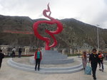 這裡遇見二個女仔,其中一個係肇興人,她畢業後參加國家旅遊局西部計劃,派到這里工作,人工偏高,這裡做滿25年便要退休,或年齢到50歳便要退休,因高海拔.
P9191966