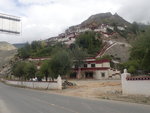 巴尔曲德寺,海拔3200米,位于西藏自治區林芝地區朗县朗鎮堆巴村半山腰,佔地2000多平方米,在雅魯藏布江畔,是林芝地區規模最大的寺廟之一.P9202058