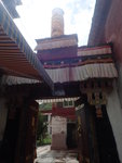 达布夏珠林寺雖在县城安繞鎮仲巴街上,大門外是一個短窄小巷,走進去,則是寛濶的廟宇建築區.
P9212205