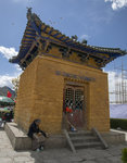 布達拉宮前門二側各豎立著一塊御制石功碑，左為御制十全記功碑，右為御制平定西藏碑，二座碑均置於黃色碑亭內，受嚴格保護。1M5A0093.jpg_