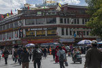 八廓街還是藏傳佛教信徒轉經的最主要路線。1M5A0185.jpg_