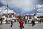 當地著名喇嘛尼瑪次仁說過:到西藏沒到大昭寺等於你沒來西藏。殞見大昭寺在西藏人民心中的地位。1M5A0206.jpg_