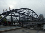 中山橋第一條跨越黃河二岸的鐵橋,1906年德國商人,以近17萬白銀的價格承包了鐵橋的工程,當時中國未有符合建橋標準的鋼材,所有材料從國外採購,歷時10個月才送達蘭州,現時中山橋已百年歷史沒有再通車,由其他20多座大橋接替跨越黃河的工作.PA104531