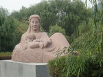 雕塑由甘肅著名雕塑家何鄂女士創作,長6米,宽2.2米,高2.6米,總重40餘噸,由"母親"和"男嬰"組成.象徵了哺育中華民族生生不息,不屈不撓的黃河母親,和快樂幸褔,茁壯成長的華夏子孫.PA104720