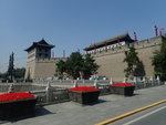 西安城墻是明太祖朱元璋洪武三年(1370年)在隋、唐都皇城的遺址上，歷經八年擴建而成，是中國現存規模最大又保存完整的古代城池建築。PA175819