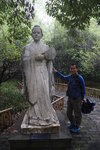 三國時期傑出的政治家.軍事家和思想家諸葛亮青年時代躬耕隐居地,至今已有1800多年的歷史.諸葛亮幼年失去雙親，後隨叔父至荊州，17歲叔父亡，來到襄陽隆中，躬耕苦讀，留意世事，被稱為”卧龍”。1M5A1277