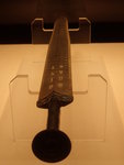 鎮館之寶- 劍上用鳥篆銘文刻了八個字「越王勾踐,自作用劍」。PA247187