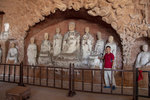 洞內山壁上雕鑿着37尊佛像,摩崖石刻10餘處,有"中華第一佛洞"之稱譽,為龜峰風景名勝區的現佛教文化的主要景點之一. 1M5A0702.jpg_