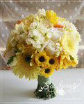 鮮花花球 主花：淺黃太陽菊 配花：黃色較剪蘭、奶白玫瑰、淺黃紫羅蘭、小太陽花