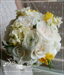 鮮花花球 主花：白玫瑰, 白小牡丹, 黃較剪蘭