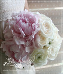 鮮花花球  主花：粉紅大牡丹 配花：白玫瑰、白色小牡丹
