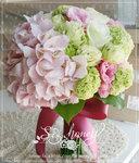 鮮花花球  主花：荷蘭粉紅繡球 配花：白玫瑰、青綠小繡球、粉紅及青色桔梗
