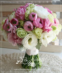 鮮花花球  主花：粉紅小牡丹 配花：青色、白色、粉紅桔梗及米拿葉