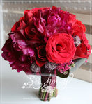 大牡丹鮮花花球  主花：深紫紅大牡丹 配花：紅玫瑰、雞冠花