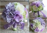 絲花花球 B0629
主花：淺紫繡球、白玫瑰
配花：淺紫桔梗、青綠小繡球